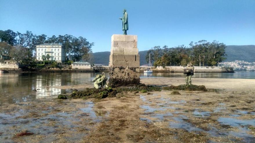 La estatua de los buzos, visible al estar la marea baja