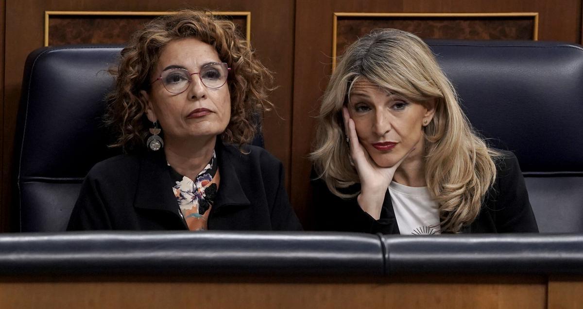 La vicepresidenta primera, María Jesús Montero, y la vicepresidenta segunda, Yolanda Díaz, durante una sesión de control al Gobierno en el Congreso.