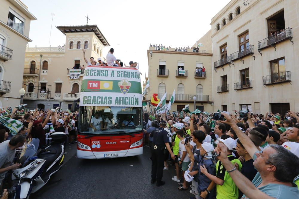 El Elche celebra su ascenso a Segunda División en una rúa por las calles de la ciudad