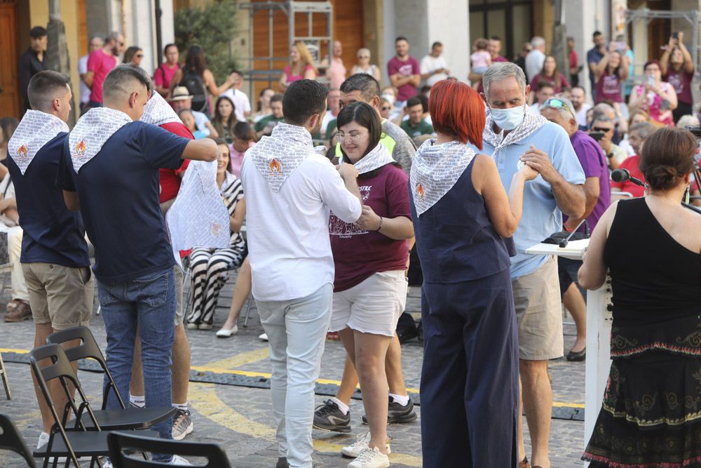 Fiestas de Sagunt. Pregón De Vicente Vayá y puesta del pañuelo de las peñas.