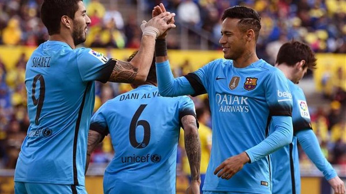 Neymar felicita a Suárez, autor del primer gol del Barça en el Gran Canaria