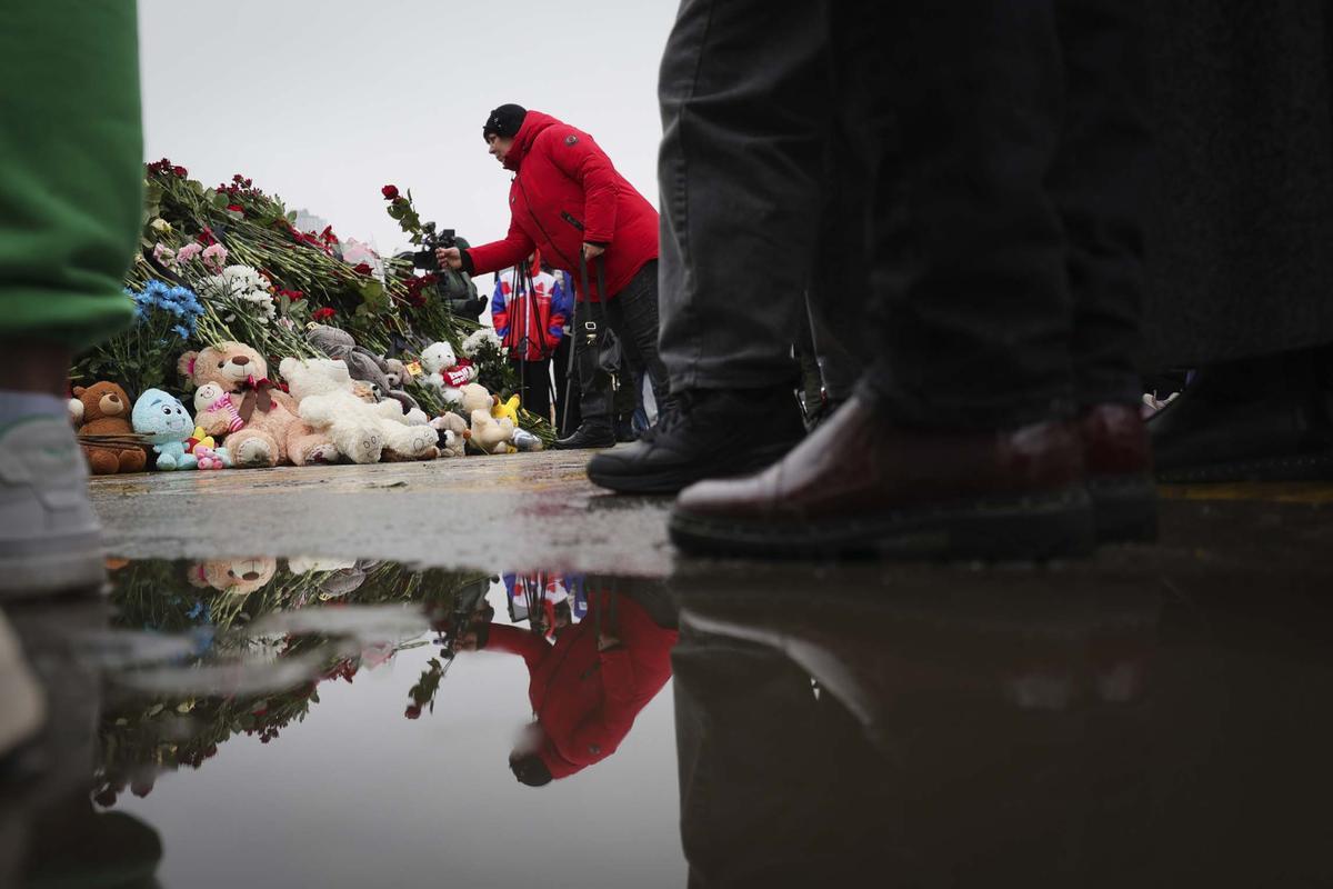 Estandartes a media asta y crespones negros, Rusia celebra un día de luto nacional.