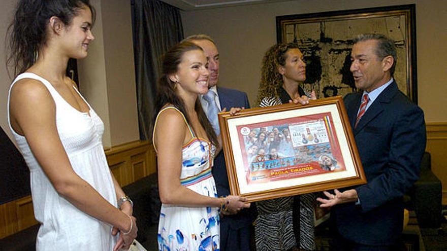 El presidente del Gobierno de Canarias, Paulino Rivero, recibió hoy a las nadadoras canarias Paola Tirados y Thais Enríquez, a quienes obsequió con un cuadro conmemorativo de la medalla de plata obtenida en Pekín.