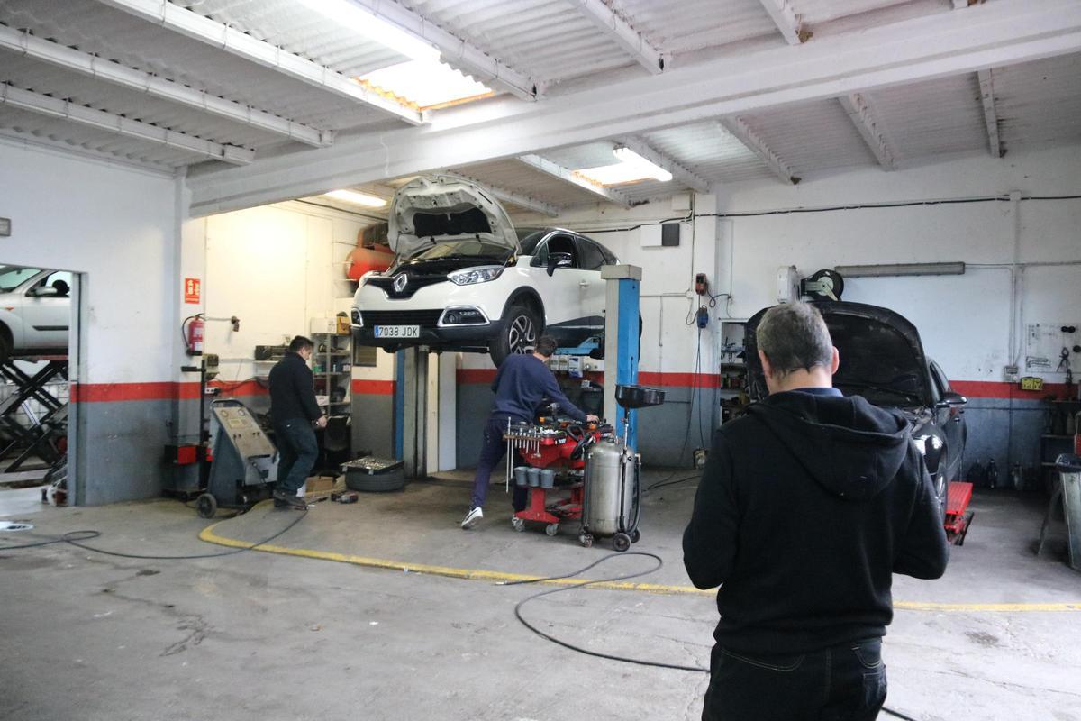 Interior d'un taller mecànic de Llofriu