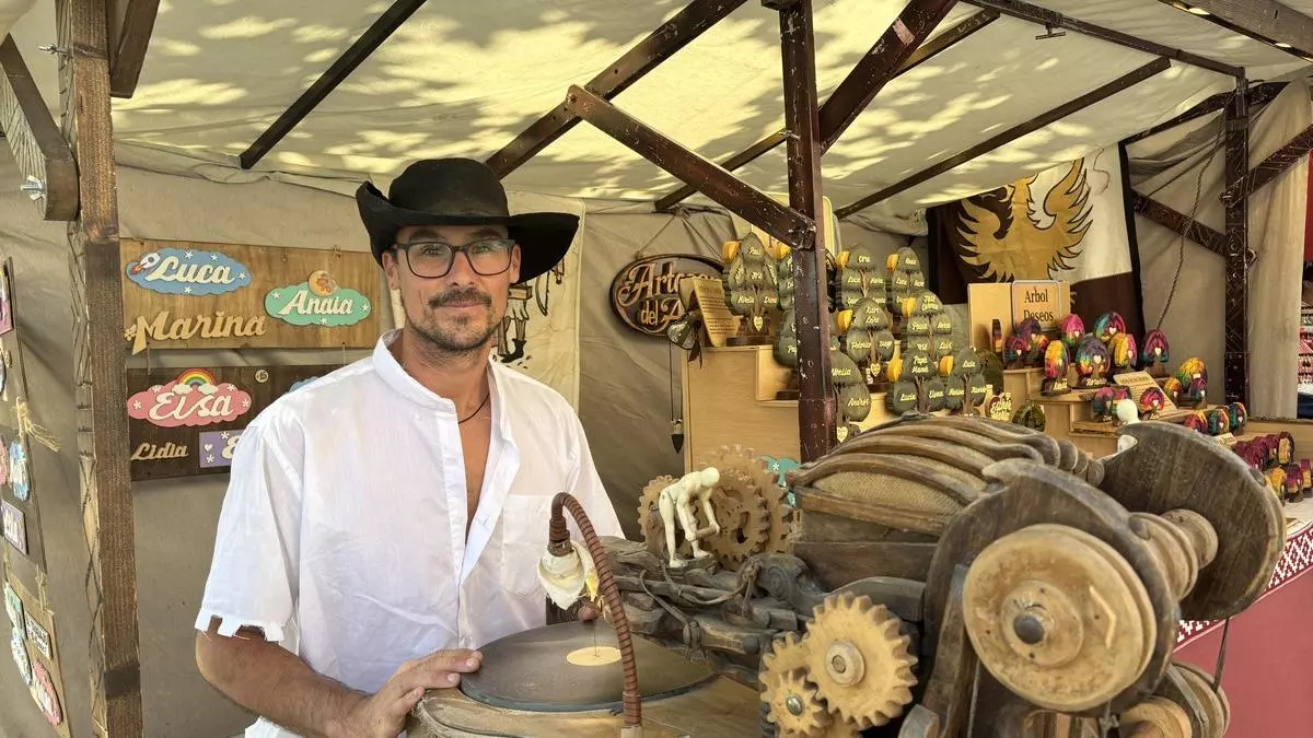 Emiliano es marquetero y tiene uno de los puestos del Mercado Cervantino que más expectación está generando: "Me enseñó mi padre"