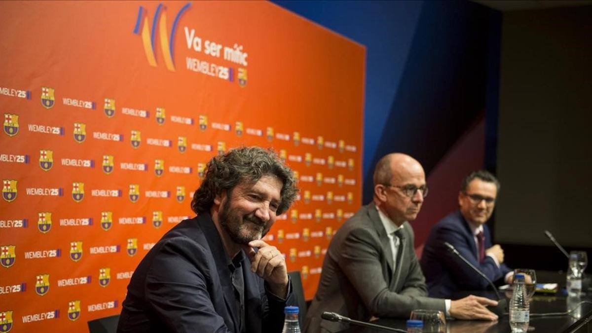 Bakero, exjugador del Barça, Cardoner, vicepresidente primero azulgrana, y Vives, portavoz, en la sala de prensa del Camp Nou.