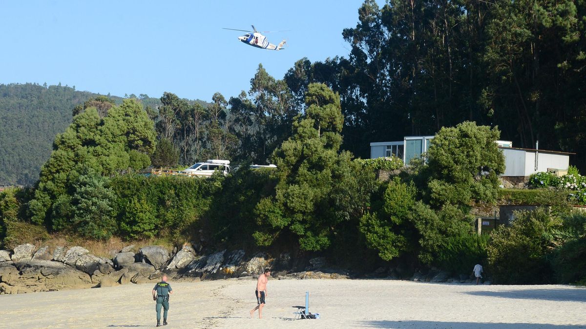 El helicóptero, en una intervención anterior sobre la ría de Aldán.