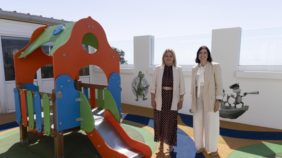 De izquierda a Derecha, la presidenta de la Fundación DinoSol. Davinia Domínguez y la directora, Patricia Muñoz en la nueva zona de recreo del Hospital Universitario