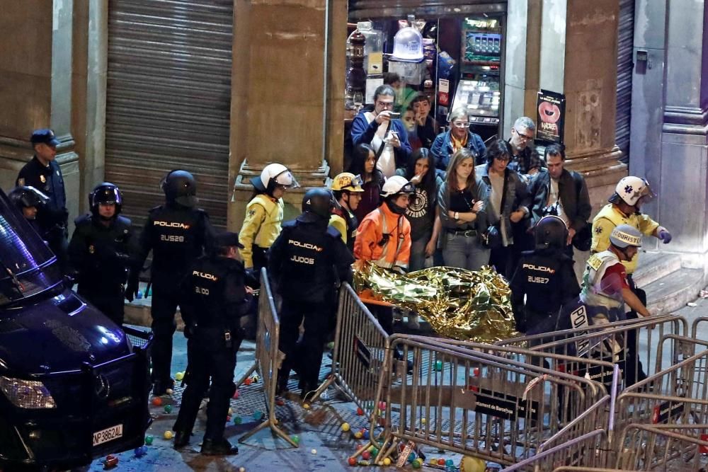 Els Mossos carreguen contra manifestants concentrats a Via Laietana