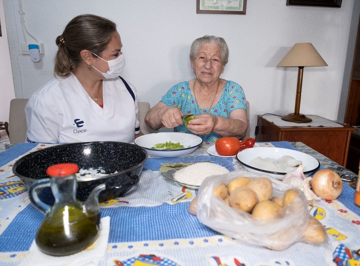 Julia Estrella Díaz, de Pozoblanco, junto con los ingredientes de su potaje de bacalao.