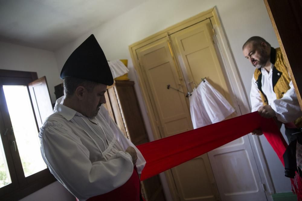 Ceremonia de vestir el traje de llanisca