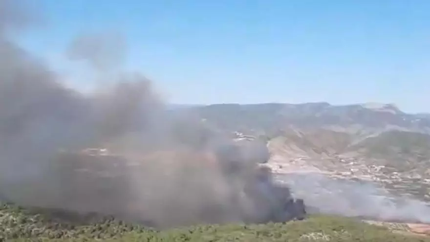 Así está el incendio forestal declarado en Tuéjar, con diez medios aéreos