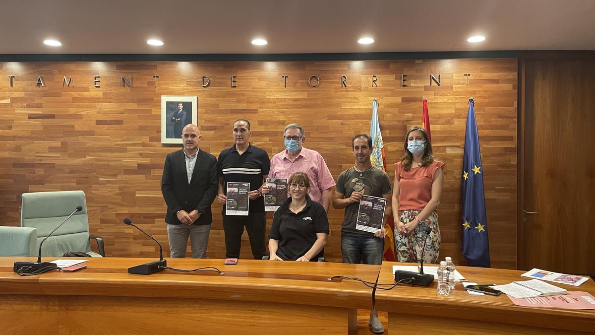 Acto de presentación de campeonato de España de ciclismo adaptado con Ruth Aguilar, Ángel Casero, el entrenador José Palau, el alcalde de Torrent y concejales de Deporte y Movilidad.