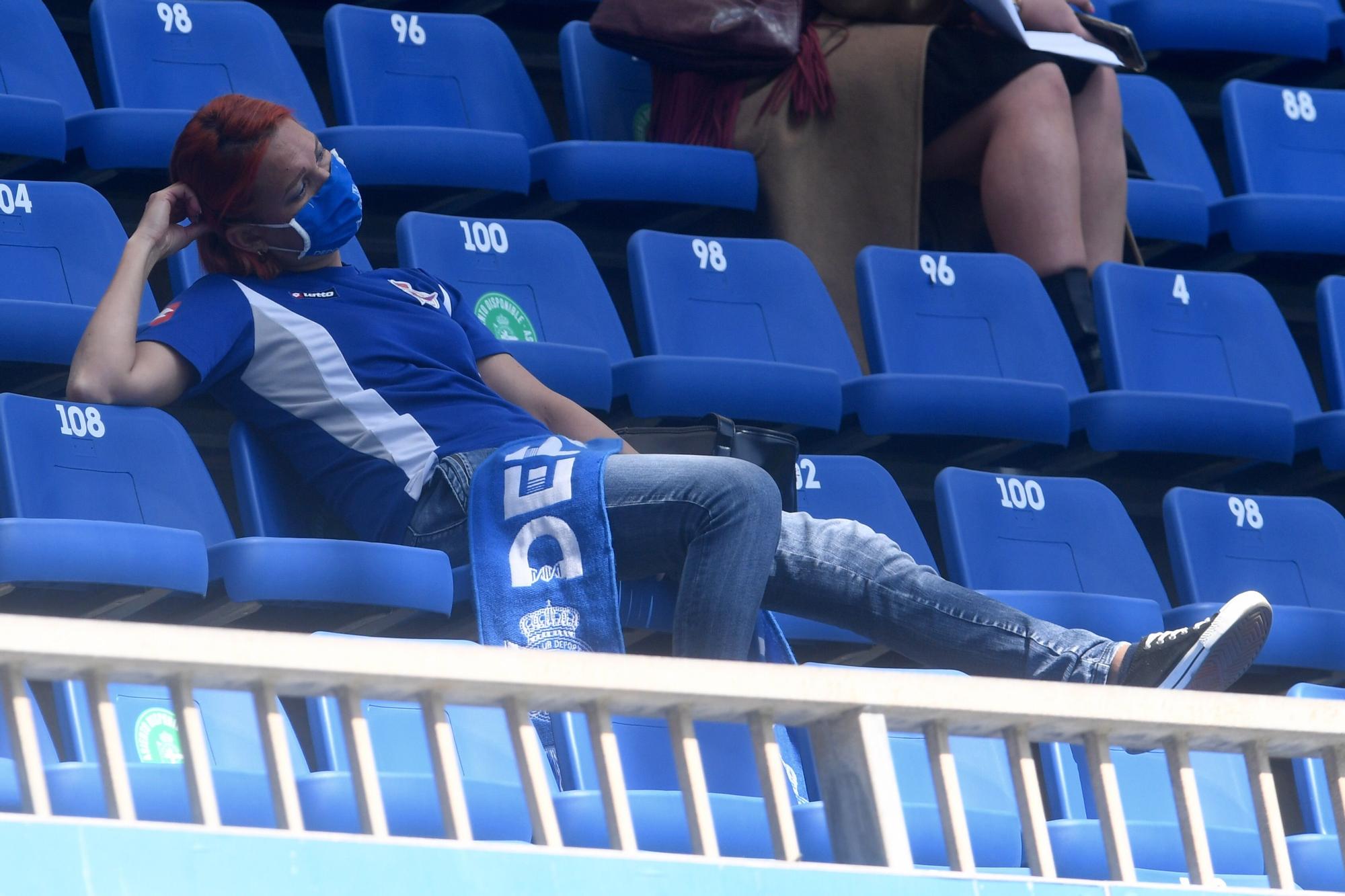 Recibimiento previo y decepción final de la afición en Riazor