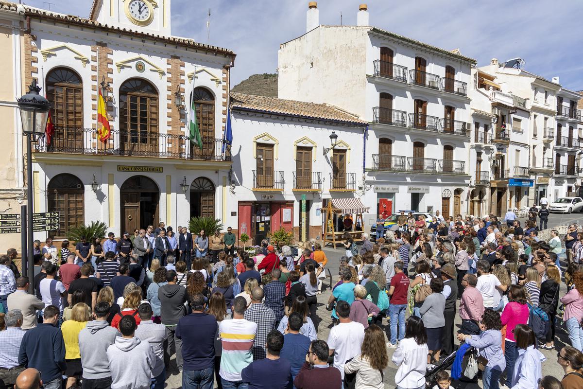 Un minuto de silencio en Álora (Málaga), el pueblo de la mujer asesinada por su expareja