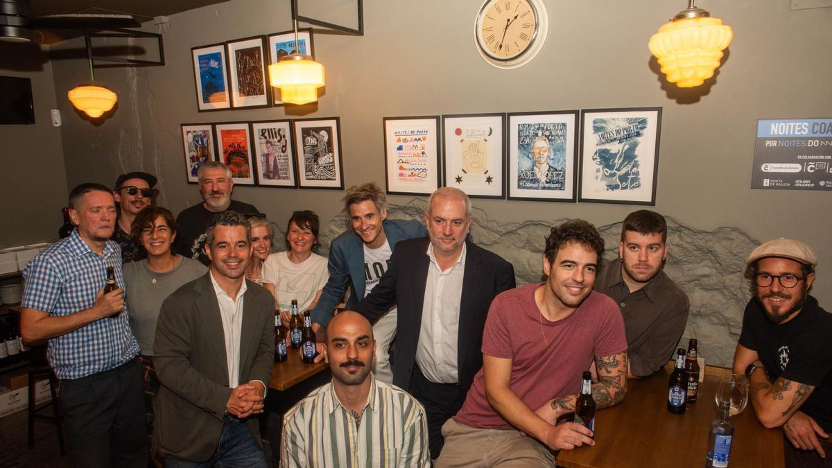 Los once artistas que participan en la tercera edición de 'Noites coa arte' junto con el concejal de Cultura y Turismo, Gonzalo Castro y el comisario del Xacobeo 2027, Marcos Gómez en el Bar B en la Ciudad vieja