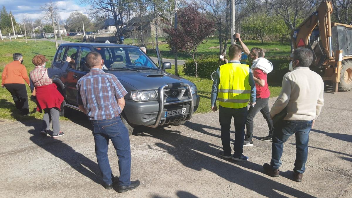 Manifestantes ante el coche del alcalde de Cobreros.