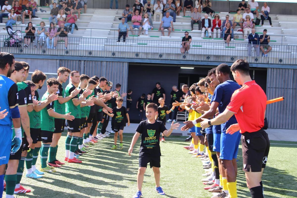 EN IMÁGENES: El pasillo del Hispano a los pequeños del prebenjamín A tras ganar la liga y conseguir el ascenso a Primera