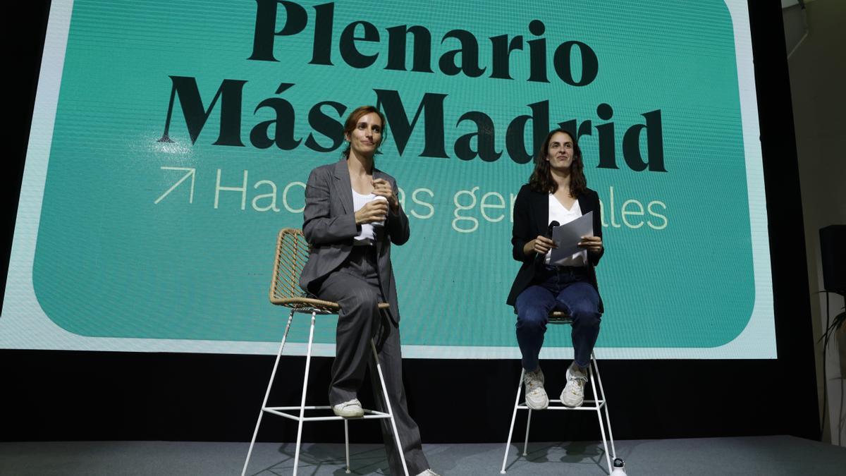Las portavoces de Más Madrid, Mónica García (i) y Rita Maestre (d), durante el plenario para debatir la entrada del partido en la candidatura de Sumar.