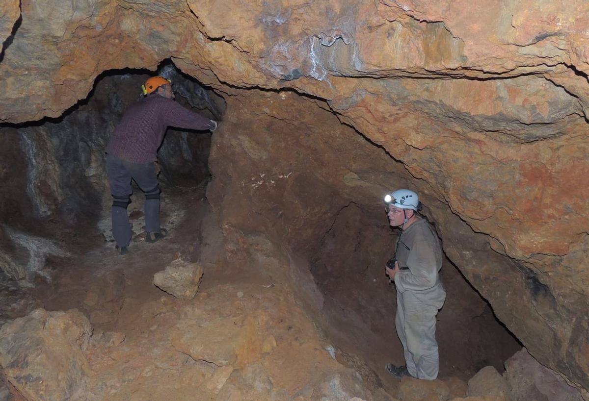 El historiador Marcus Heinrich, a la derecha, en el interior de la mina en enero de 2024. | J.M.L. ROMERO