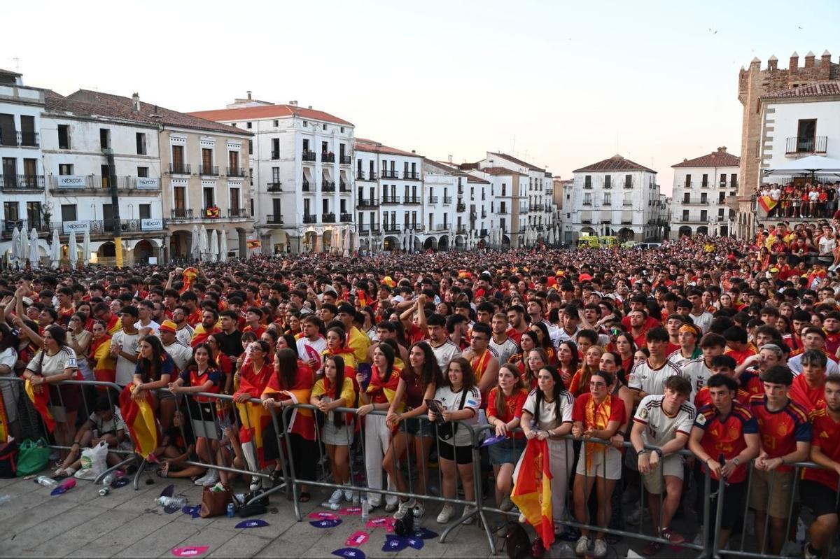 Fotogalería | Así se vive la final del Mundial 2026 en la Plaza Mayor de Cáceres Fotogalería | Así se vive la final del Mundial 2026 en la Plaza Mayor de Cáceres