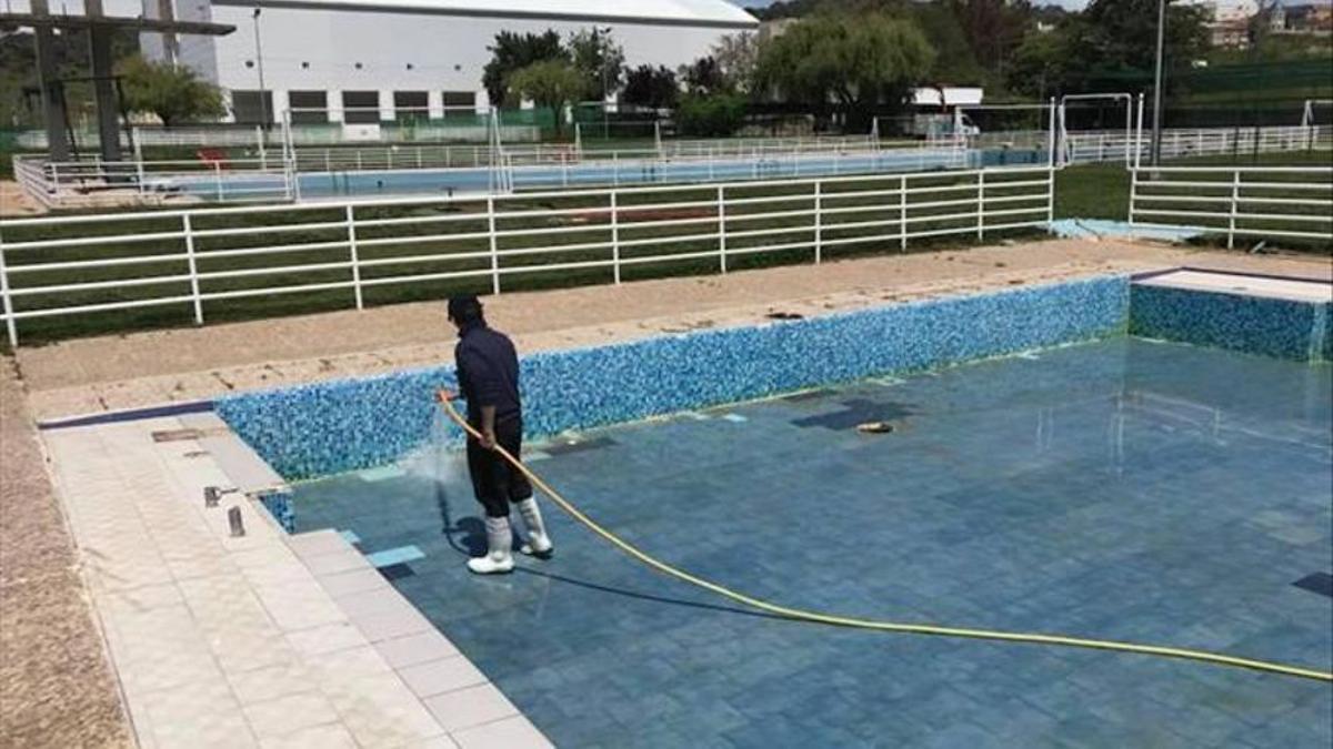 Un operario limpieza un vaso de la piscina de verano, en una imagen de archivo.