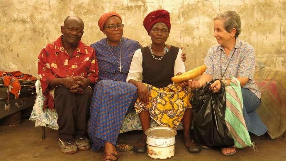 Usuarias de uno de los centros del Congo, con Sor Ángela, a la derecha.