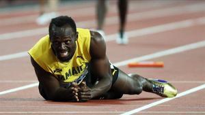 Bolt se duele en el suelo tras la lesión en la última posta del relevo 4x100.