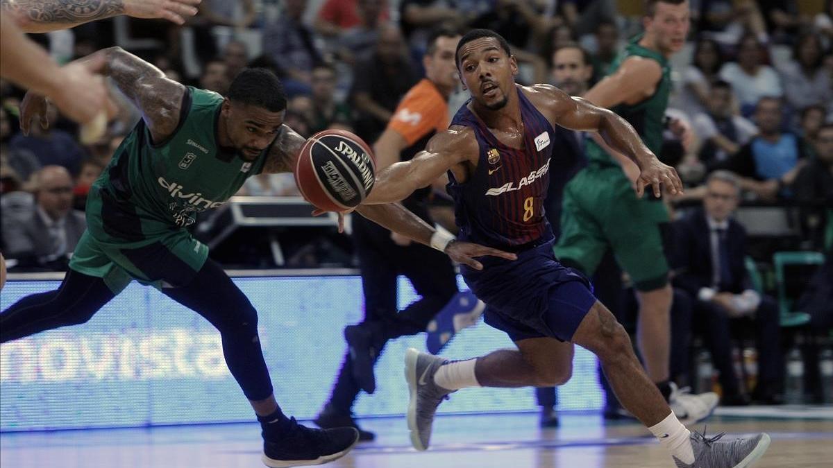 El azulgrana Pressey intenta controlar un balón en presencia de Richard