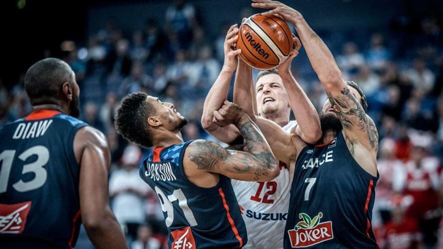 Waczynsky pelea un balón en el partido ante Francia.