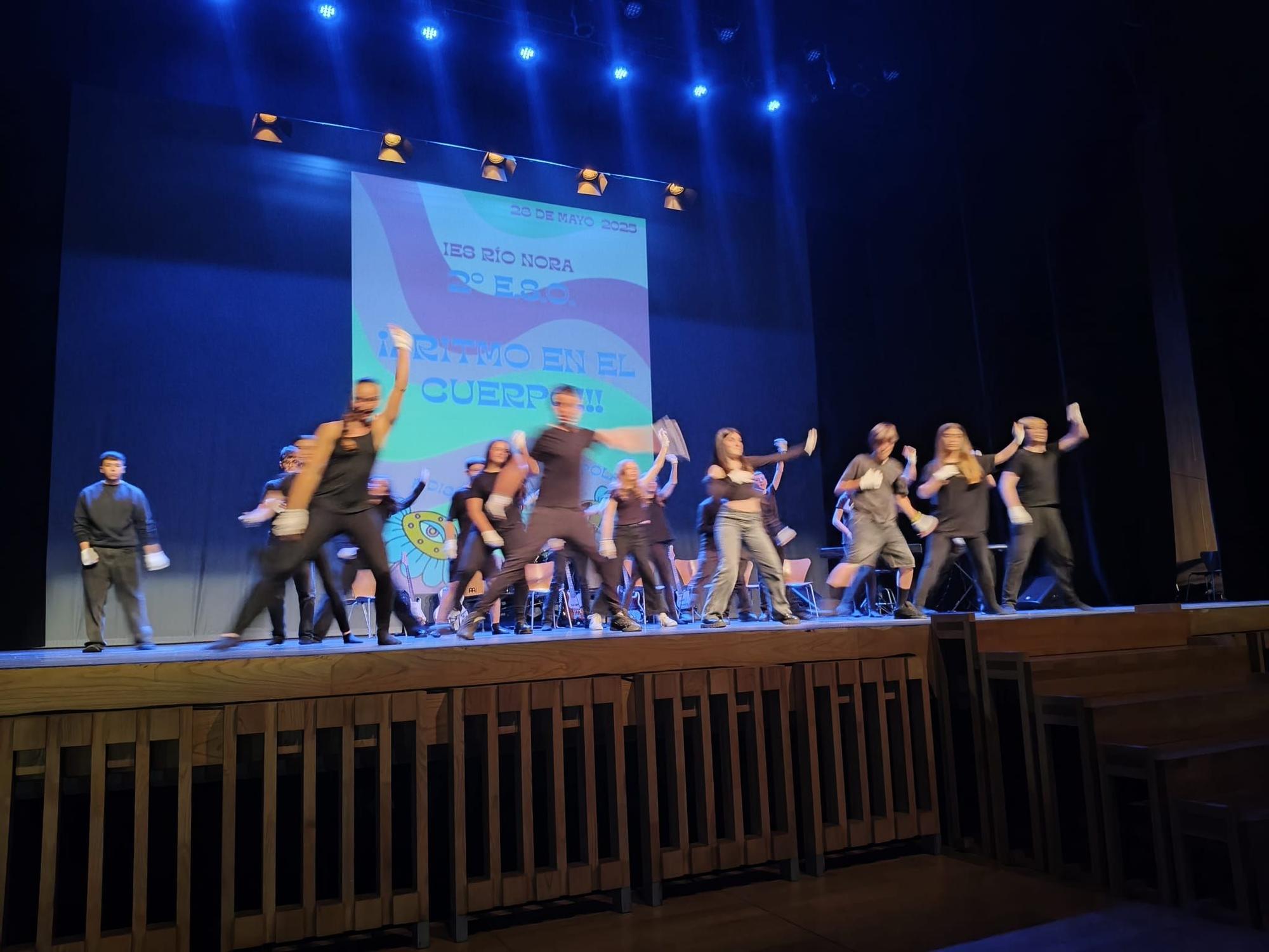 El Festival Artístico del IES Río Nora, en la Pola, en imágenes