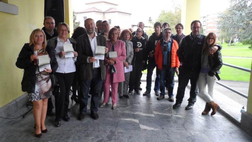 Escritores y representantes del gobierno municipal, ayer, en el exterior de la biblioteca de Pravia.