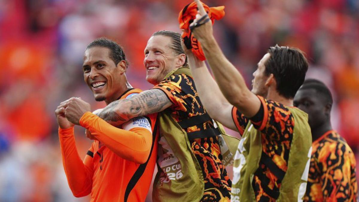 Virgil van Dijk celebra la classificació amb els seus companys. | BRADLEY COLLYER / PA WIRE / DPA