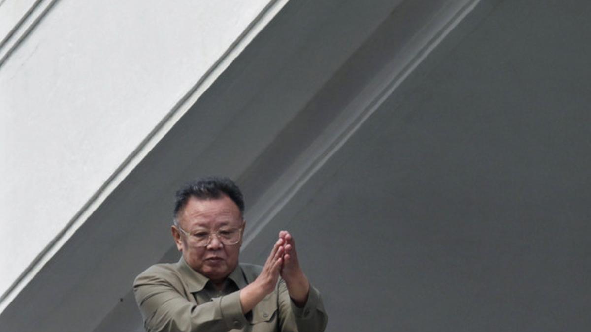 Kim Jong-Il aplaude durante un desfile militar para celebrar el 65º aniversario de la fundación del Partido de los Trabajadores, el 10 de octubre del 2010.