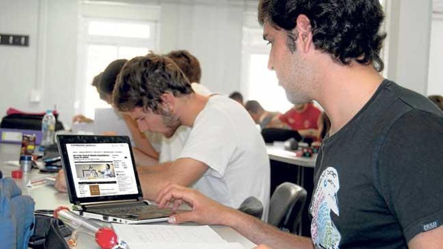 Un estudiante de la UIB consulta su portátil durante una clase.