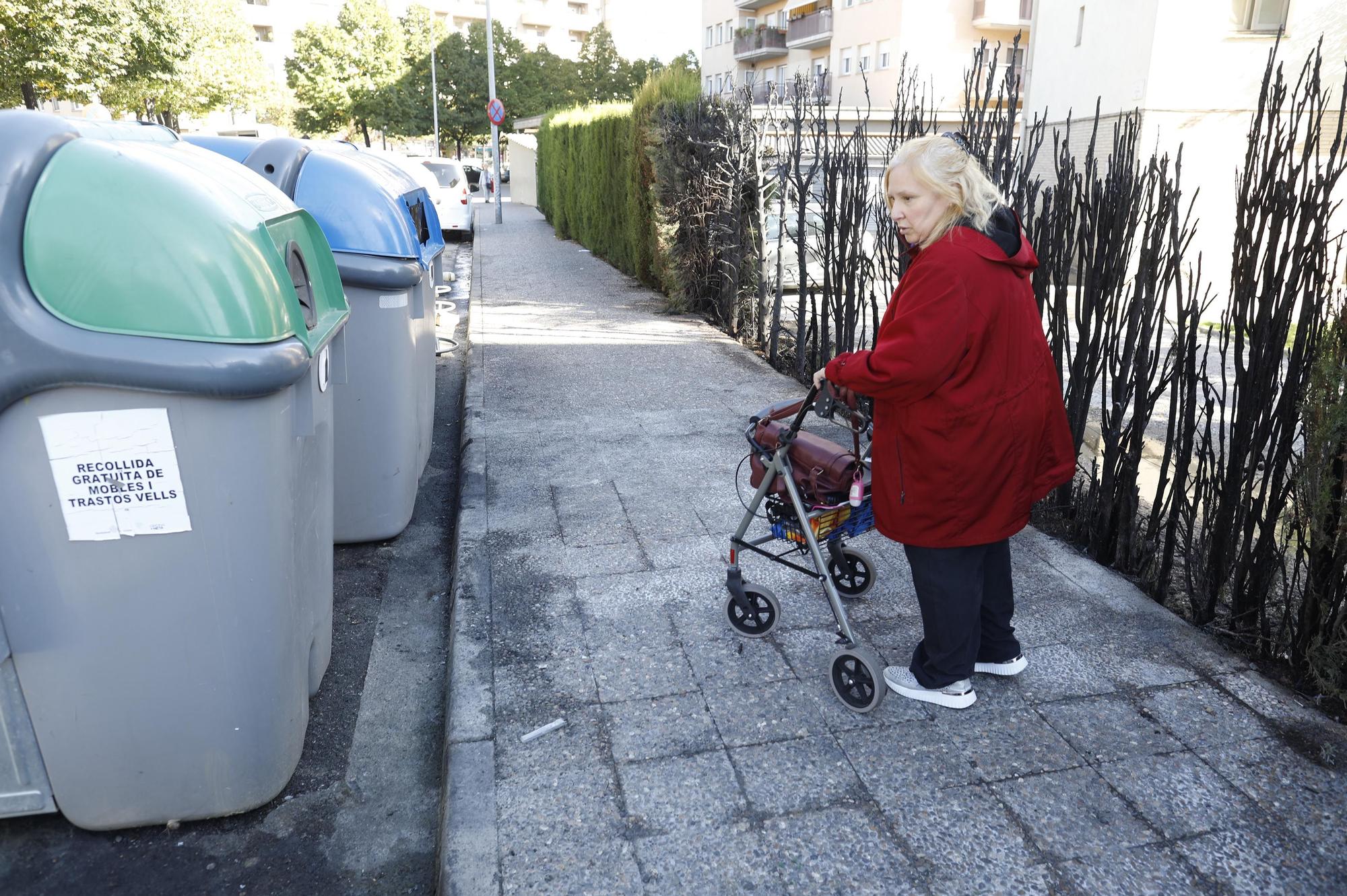 Cremen sis contenidors a Girona i les flames afecten dos cotxes i una tanca