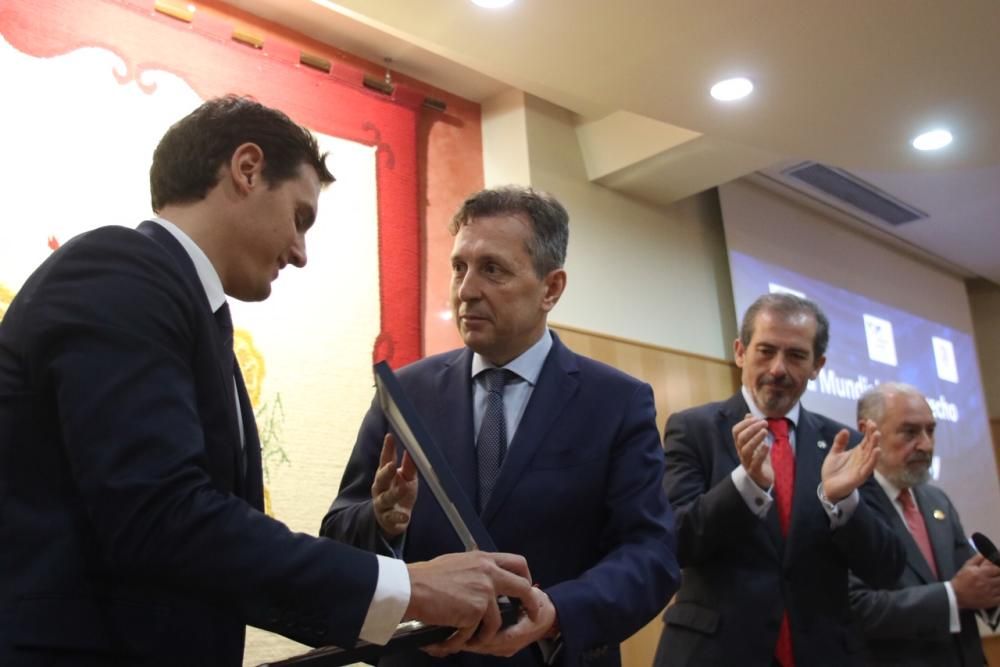 El líder nacional de Ciudadanos ha sido premiado por los abogados de Málaga con el 'World Peace and Liberty Award', un galardón que ha recibido de la mano del decano Francisco Javier Lara.