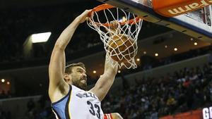 Marc Gasol hace un mate en el partido ante los Rockets.