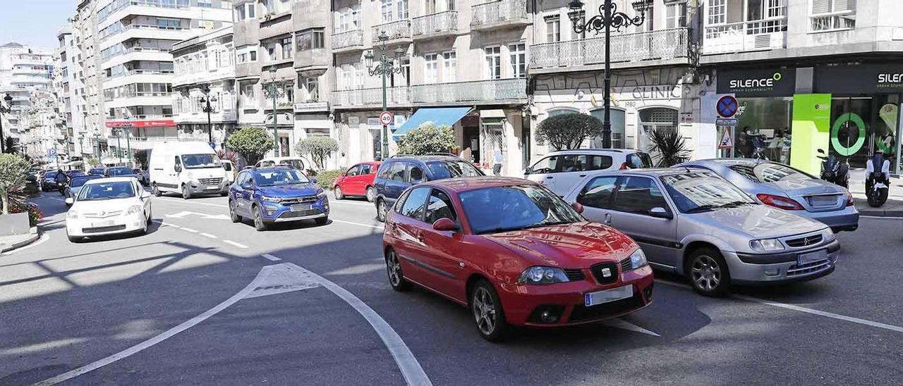 Densidad de tráfico, ayer en el centro de Vigo.