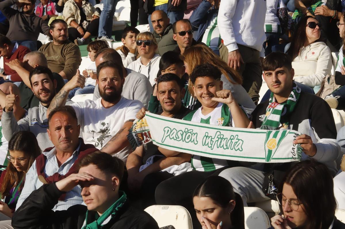 Córdoba CF-Cádiz: las imágenes de la afición blanquiverde en El Arcángel Córdoba CF-Cádiz: las imágenes de la afición blanquiverde en El Arcángel