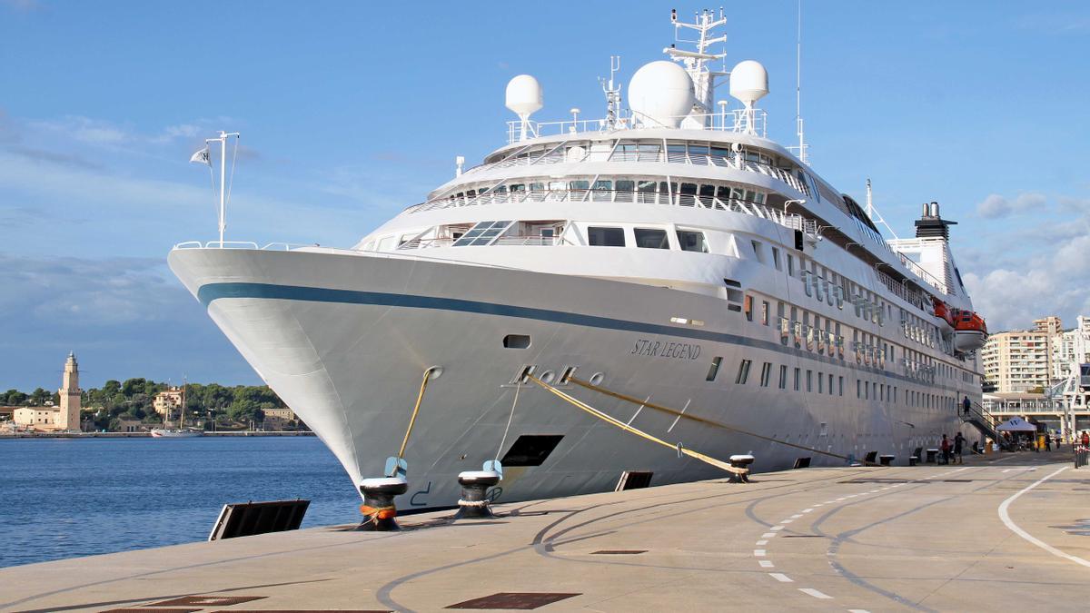 El &#039;Star Legend&#039; también ha hecho escala en el puerto de Palma.