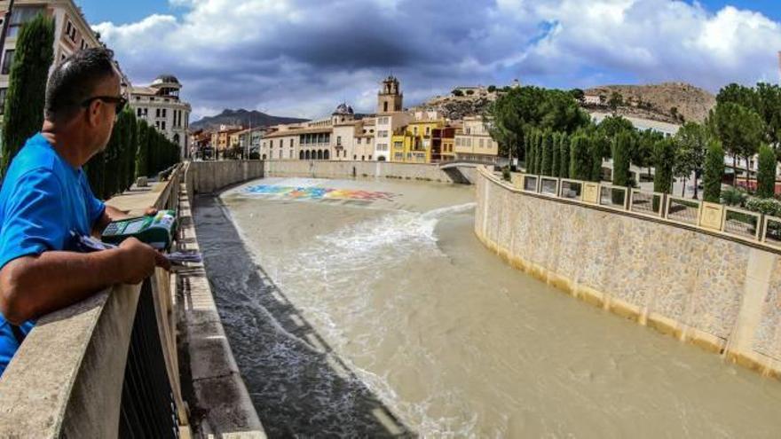 Imagen de la crecida del río Segura, el pasado lunes, cuando subió el caudal por las tormentas del fin de semana en la cabecera de la cuenca.