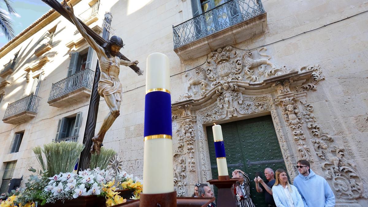 El paso del Santísimo Cristo de las Almas en la Semana Santa de Alicante.