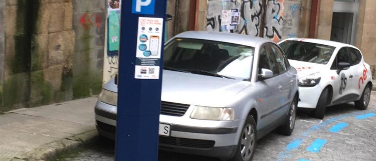 Uno de los nuevos 150 parquímetros de la zona azul en la calle López de Neira. // FDV