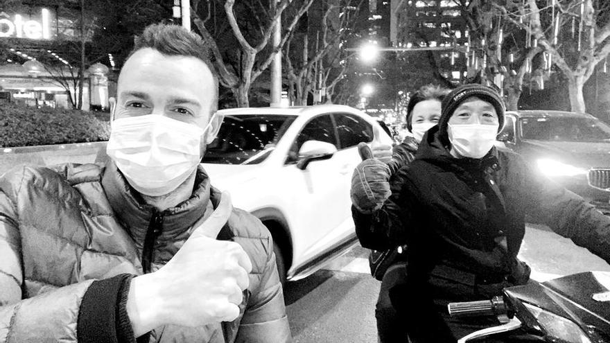 El ourensano Álex Mazaira haciéndose un selfie en la ciudad de Shangai. // FDV