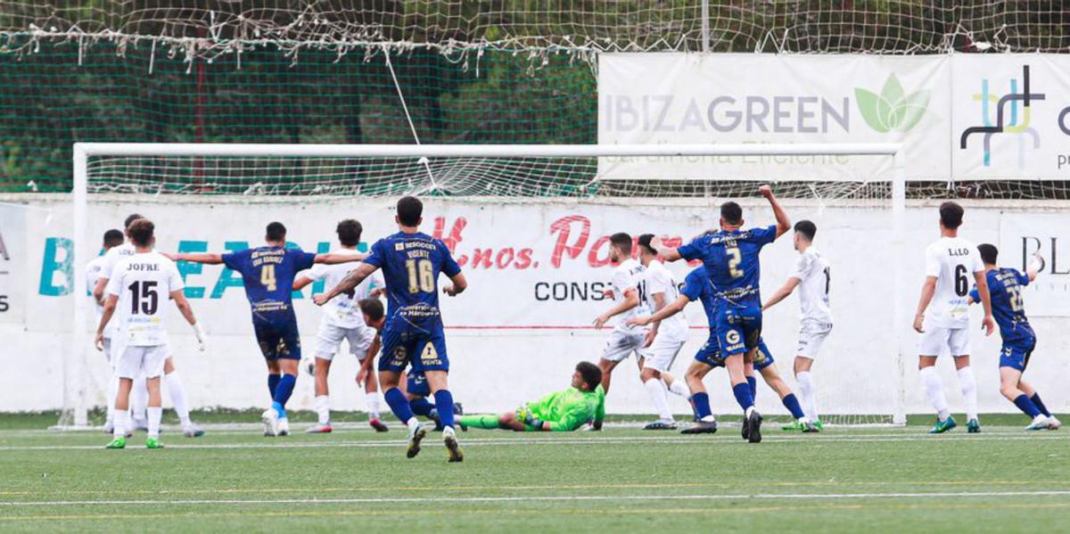 Imagen que capta la acción del 0-2 para el UCAM Murcia. | T.E.