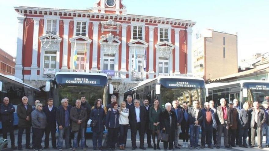 Mieres compra en tres años diez nuevos buses, con una inversión de 2,5 millones