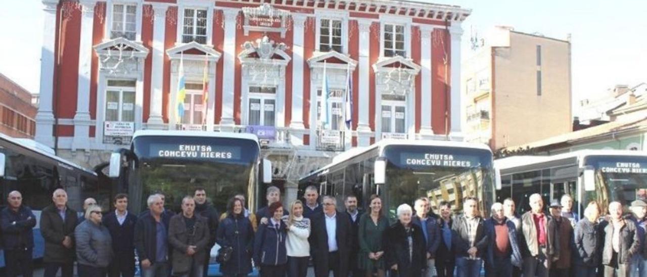 Responsables políticos, empleados y usuarios de Emutsa, junto a varios de los nuevos autobuses.