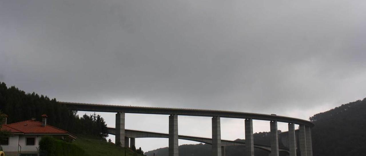 Los dos viaductos de Cudillero, a la altura de Artedo: el alto, el de la autovía; el bajo, el de la antigua nacional 632, ahora cerrado.