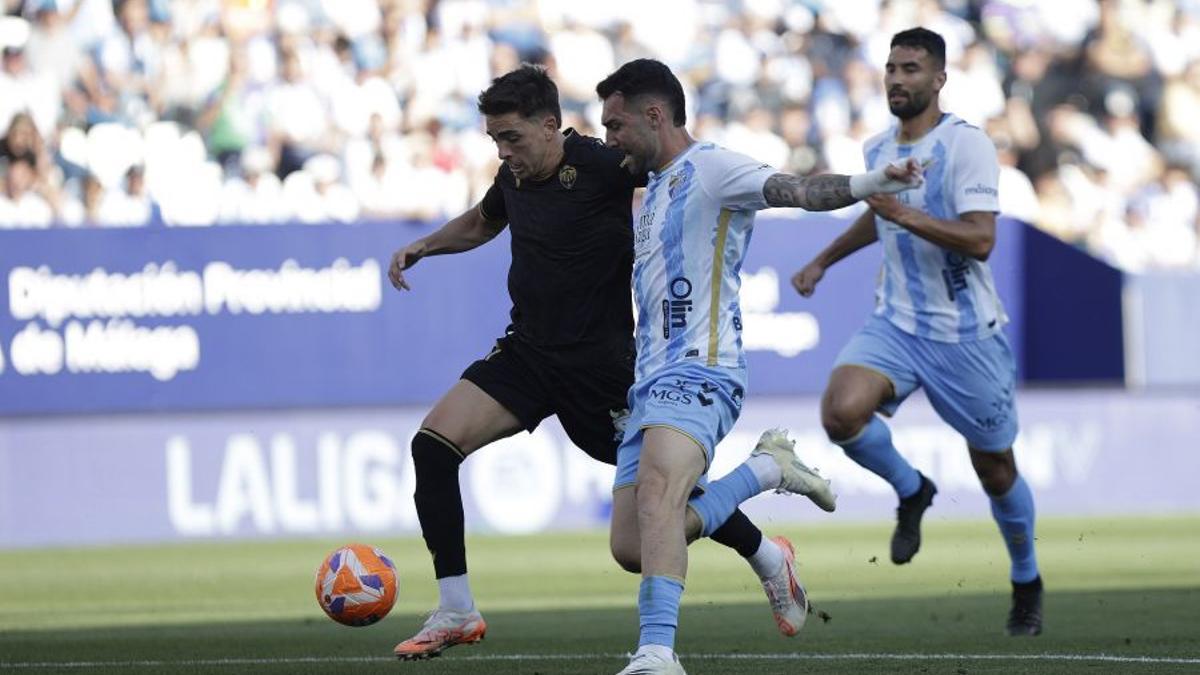 Calatrava conduce el balón ante la presión de un zaguero local.